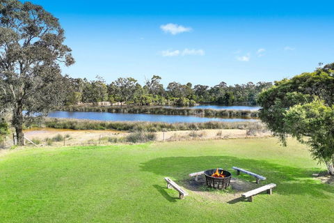 Roads End With Games Barn Ponies Alfresco Dining - Maitland Accommodation 3