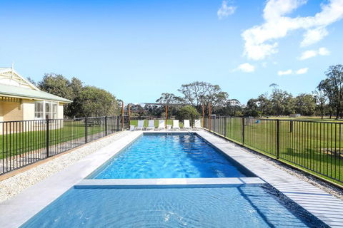 Roads End With Games Barn Ponies Alfresco Dining - Maitland Accommodation 1