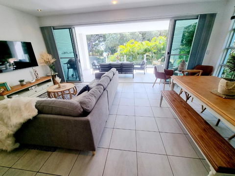 Rosalynda- Luxury Beachfront 3 BR Townhouse - Maitland Accommodation 3