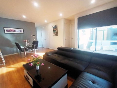 Rosie Townhouse - Modern Home In Sunshine - Maitland Accommodation 3