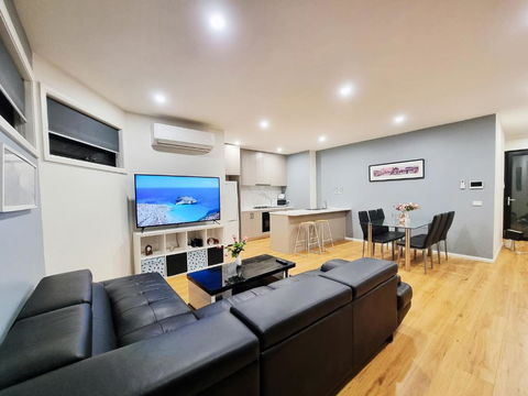Rosie Townhouse - Modern Home In Sunshine - Maitland Accommodation 2