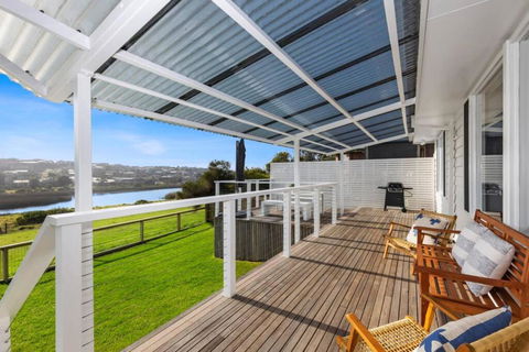 SALTWATER HOUSE - Opposite The Beach And Views Over The Lake! - Maitland Accommodation 1