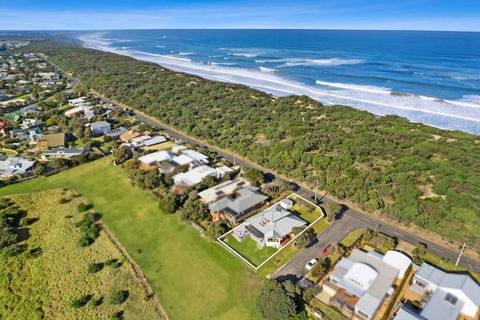 SALTWATER HOUSE - Opposite The Beach And Views Over The Lake! - Maitland Accommodation 0