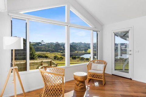 SALTWATER HOUSE - Opposite The Beach And Views Over The Lake! - Maitland Accommodation 2