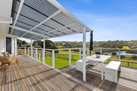 SALTWATER HOUSE - Opposite The Beach And Views Over The Lake! - Maitland Accommodation 3