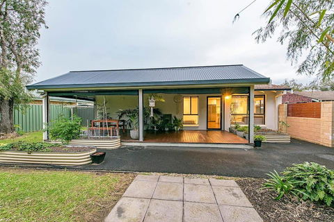 Salty - Maitland Accommodation 0