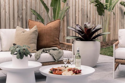 SALTY PALMS On HENLEY -THREE - Maitland Accommodation 1