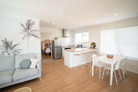 Sanbis Cabin - Hidden Boutique Retreat, Sea Views - Maitland Accommodation 2