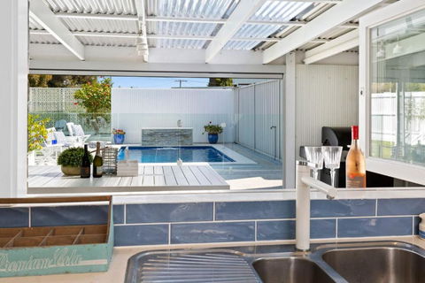 SANTORINI BEACH HOUSE SAFETY BEACH - Maitland Accommodation 3