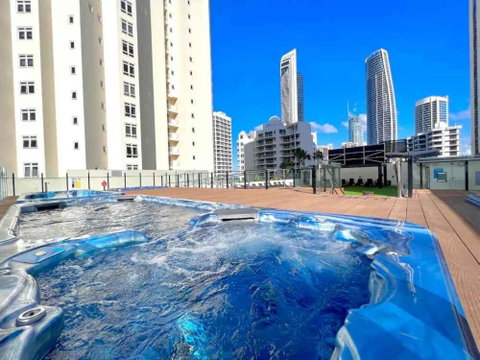 Sea Views, 150 Mtrs To Surfers Beach, Ideal Location For Surfers Paradise - Maitland Accommodation 3