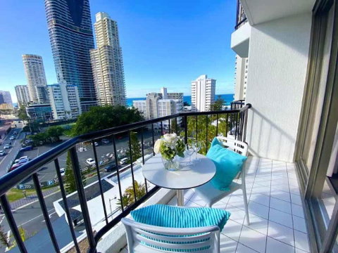 Sea Views, 150 Mtrs To Surfers Beach, Ideal Location For Surfers Paradise - Maitland Accommodation 2