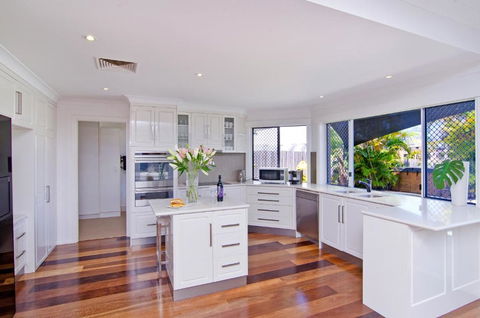 SEACLUSION 5 Bed Waterfront, Sleeps 12 - Maitland Accommodation 1