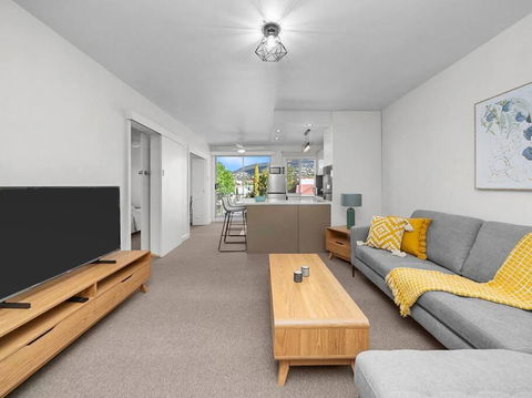 Sandy Bay Apartment With Hobart River View, Near UTAS - Stroll To Cafes And Shops - Maitland Accommodation 2