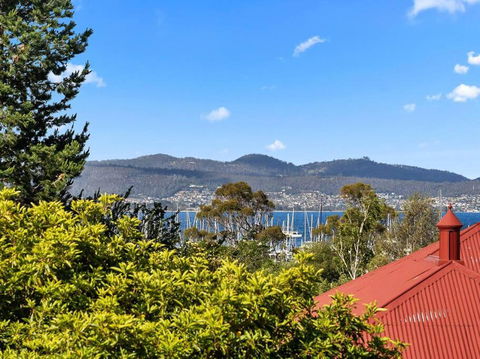 Sandy Bay Apartment With Hobart River View, Near UTAS - Stroll To Cafes And Shops - Maitland Accommodation 1