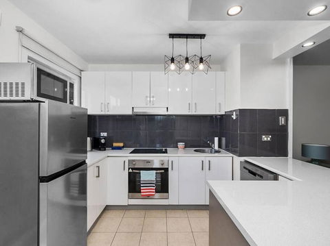 Sandy Bay Apartment With Hobart River View, Near UTAS - Stroll To Cafes And Shops - Maitland Accommodation 3