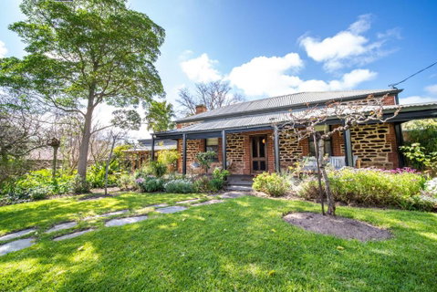 Secret Garden - Luxury Cottage - Giant 85inch TV - Maitland Accommodation 3