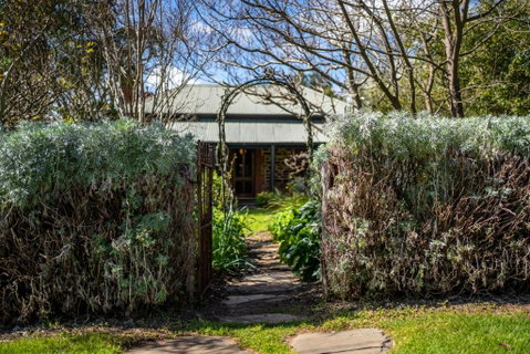 Secret Garden - Luxury Cottage - Giant 85inch TV - Maitland Accommodation 1