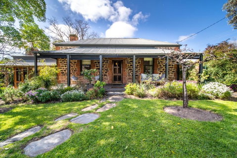 Secret Garden - Luxury Cottage - Giant 85inch TV - Maitland Accommodation 0
