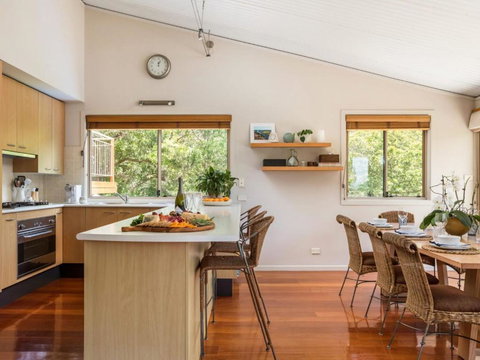 Stanwell Beach Glass House - Maitland Accommodation 3