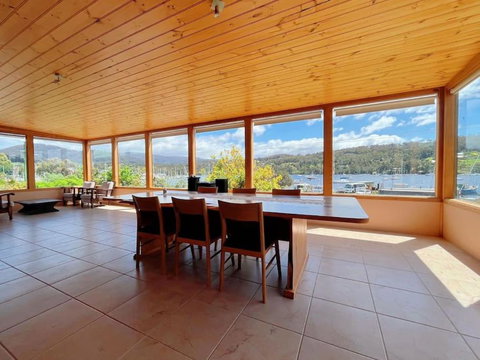 Stunning Water Front View House At Kettering - Maitland Accommodation 1