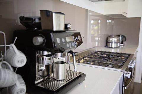 Beachside Family Entertainer - Free WIFI - Linen Included - Maitland Accommodation 3