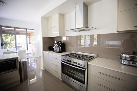 Beachside Family Entertainer - Free WIFI - Linen Included - Maitland Accommodation 2