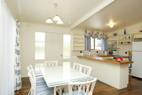 Beachwalk Cottage - Maitland Accommodation 0
