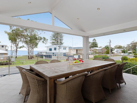 Beauty And The Beach', 88 Foreshore Drive - Large Home With WIFI & Water Views - Maitland Accommodation 0