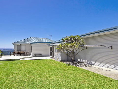 Blue Horizon - Beachfront With Fireplace - Maitland Accommodation 2