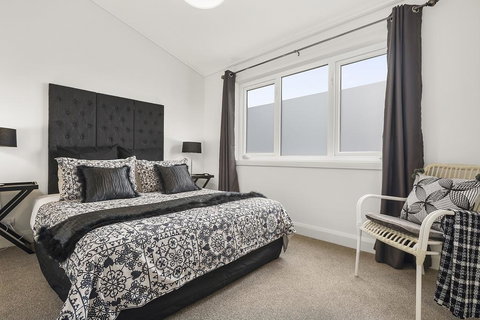 Blue Rosella On Piper - Maitland Accommodation 2