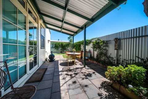 The Spotted Cow,city Fringe,pet Friendly-Free Wine - Maitland Accommodation 3