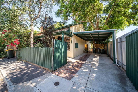 The Spotted Cow,city Fringe,pet Friendly-Free Wine - Maitland Accommodation 1