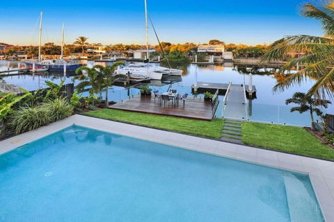 WATERFRONT HOME BORDERING MOOLOOLABA - Maitland Accommodation 1