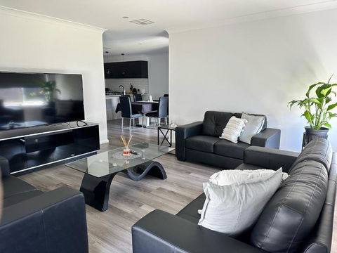 Xquisite - Maitland Accommodation 0