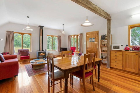 Wine Loft - Cosy Country Retreat With Ocean Views - Maitland Accommodation 1