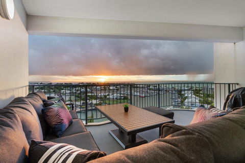 Anchor Point Penthouse 3BR With Marina Views - Pool - BBQs - Maitland Accommodation 0