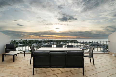 Anchor Point Penthouse 3BR With Marina Views - Pool - BBQs - Maitland Accommodation 1