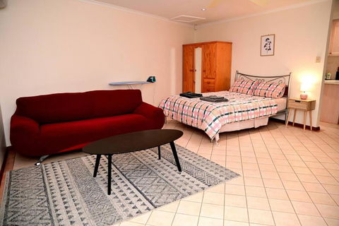 Spacious Studio In AliceSprings QueenBed+KSAirbed - Maitland Accommodation 0