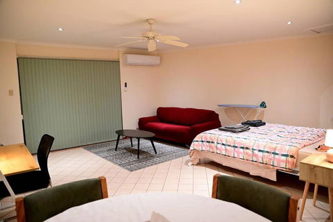 Spacious Studio In AliceSprings QueenBed+KSAirbed - Maitland Accommodation 1