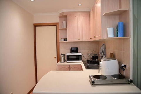 Spacious Studio In AliceSprings QueenBed+KSAirbed - Maitland Accommodation 2