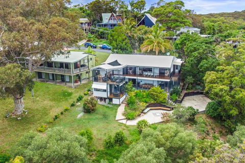 YARABIN - Luxury Home With Ocean Views - Maitland Accommodation 2