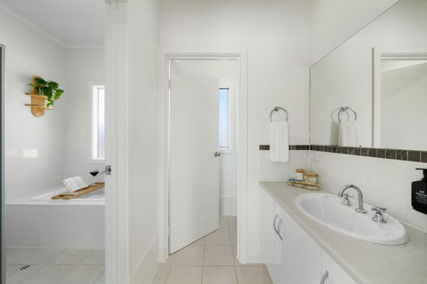 YARLU By Silver Sands - Maitland Accommodation 1