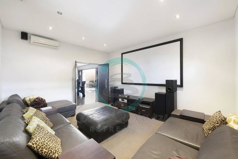 Zen Bayview Bliss: Luxury Marina Mansion - Maitland Accommodation 1