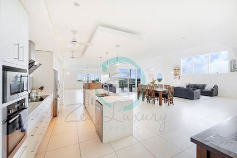 ZEN LUXURY: 2-Story 4-BR Penthouse In Darwin City With Mindal Markets & Harbour Views - Maitland Accommodation 2
