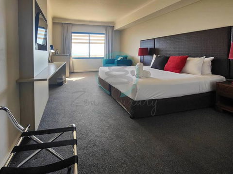 ZEN88 ESPLANADE: Hotel Suite W/ Ocean/Sunset Views - Maitland Accommodation 1
