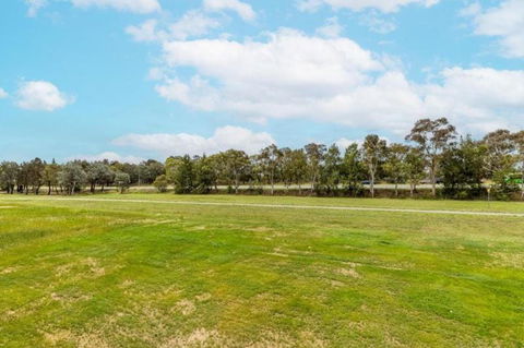 ZMITH Apartment - BROOKE, - Near AIS, GIO Stadium, UC, & Nth - Canberra Hospital - Maitland Accommodation 3