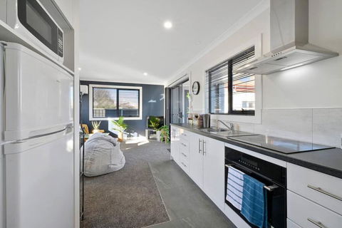 Zoo Villas: Villa Giraffe - Central Wynyard - Maitland Accommodation 1
